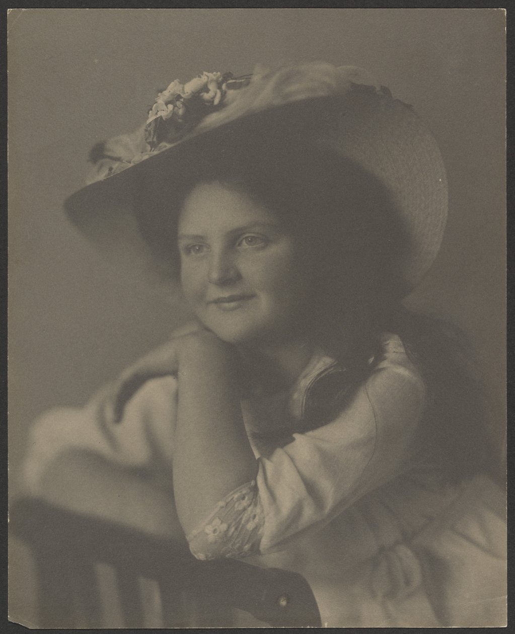 [Retrato de uma jovem mulher apoiada numa cadeira] de Louis Fleckenstein