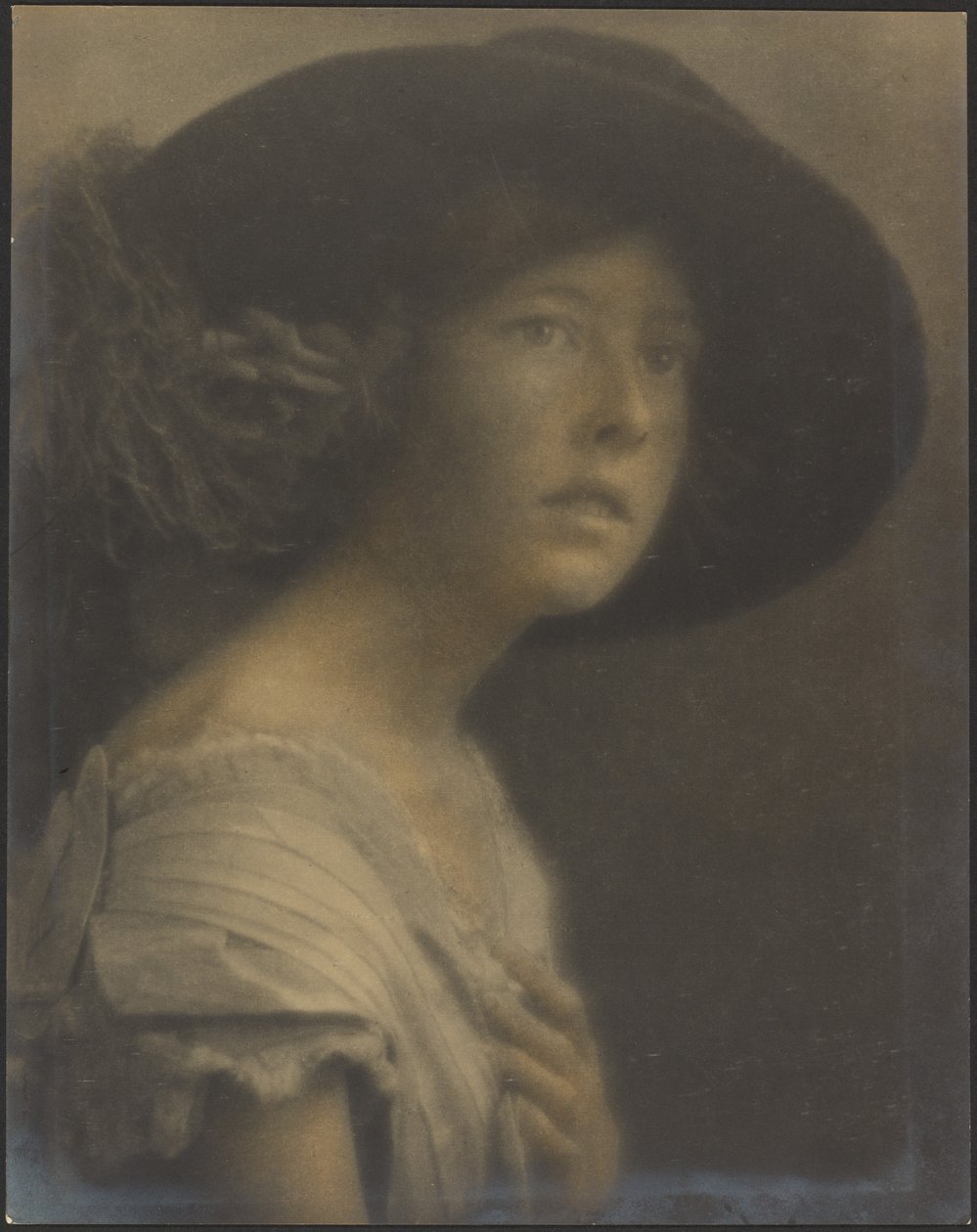 [Retrato de uma jovem mulher com chapéu preto] de Louis Fleckenstein