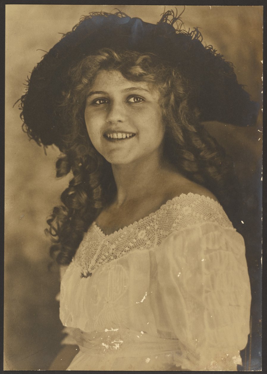 [Retrato de uma jovem mulher com caracóis em saca-rolhas] de Louis Fleckenstein