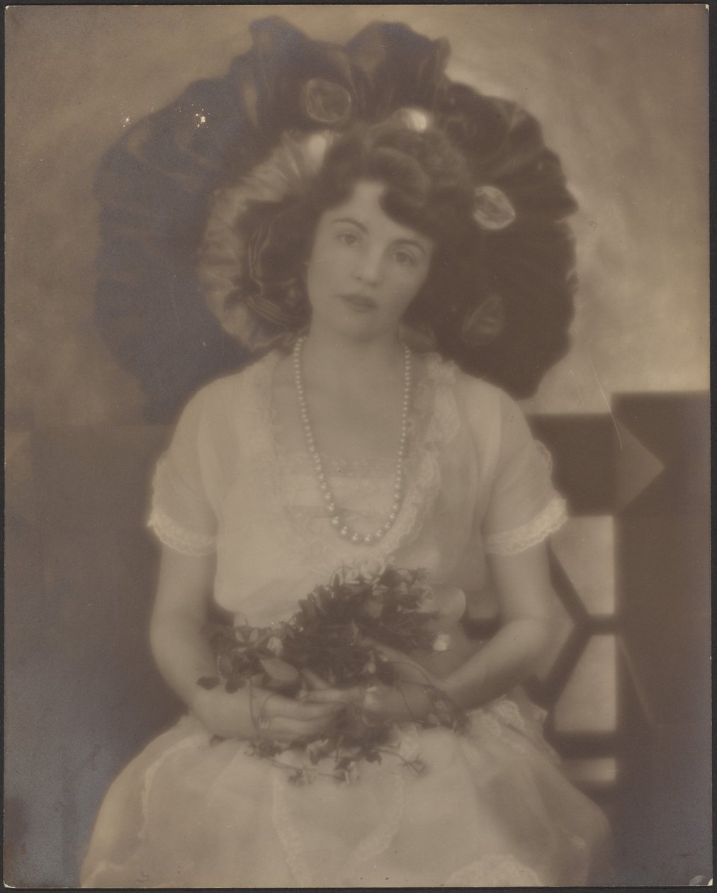 [Retrato de uma jovem mulher com flores no colo] de Louis Fleckenstein
