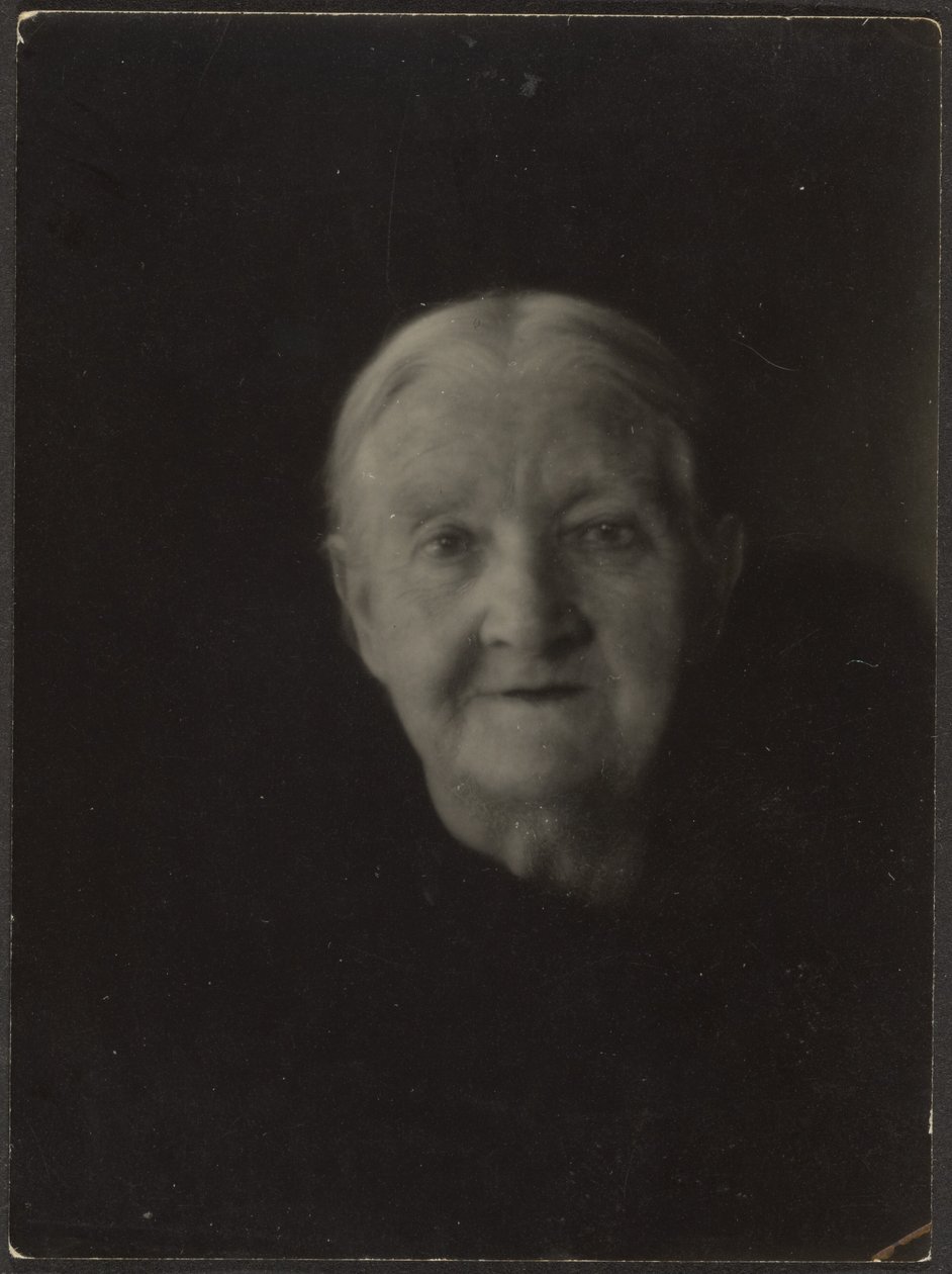Retrato de uma mulher idosa num ambiente escuro de Louis Fleckenstein