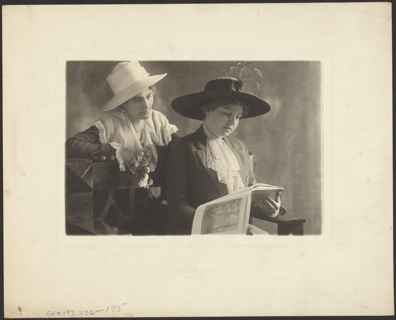[Retrato de duas mulheres com livro]. de Louis Fleckenstein