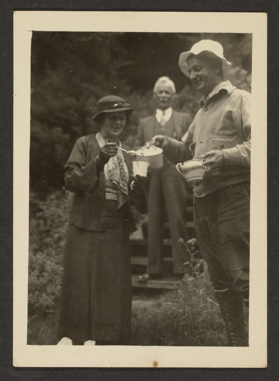 [Pouring Tea Outside] de Louis Fleckenstein