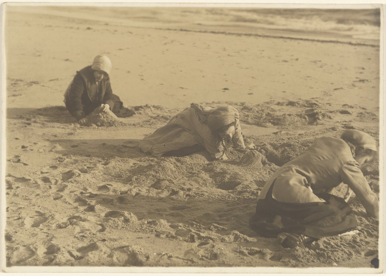 [Três meninas a fazer castelos de areia no inverno] de Louis Fleckenstein