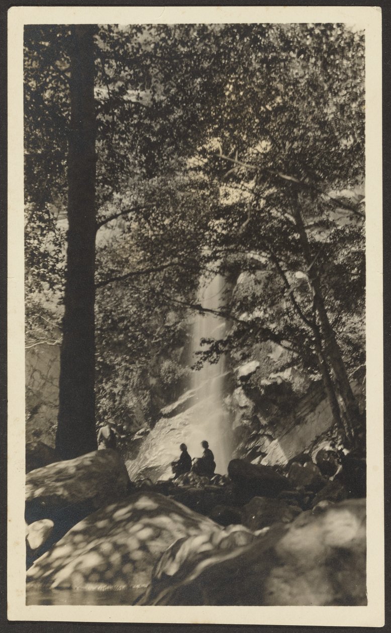 [Duas figuras junto a uma cascata no bosque]. de Louis Fleckenstein