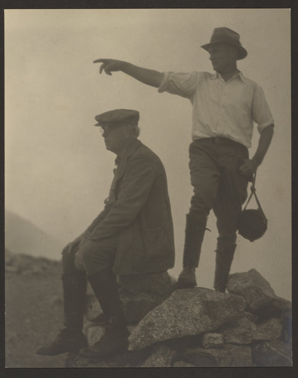 [Dois homens a olhar para a esquerda, Old Baldy Peak] de Louis Fleckenstein