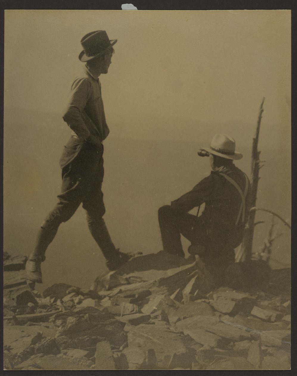 [Dois homens a olhar para o horizonte (possivelmente o pico Old Baldy)] de Louis Fleckenstein