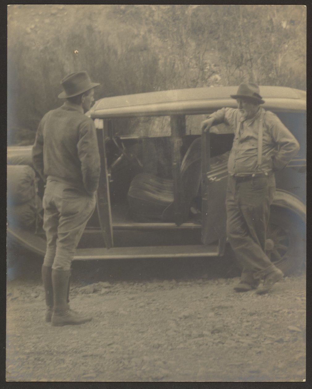 [Dois homens à frente de um carro]. de Louis Fleckenstein