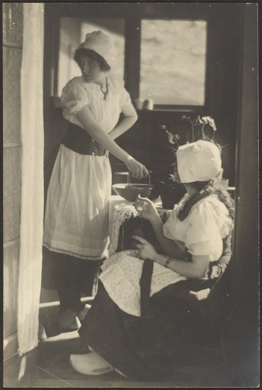 [Duas mulheres vestidas com trajes holandeses]. de Louis Fleckenstein