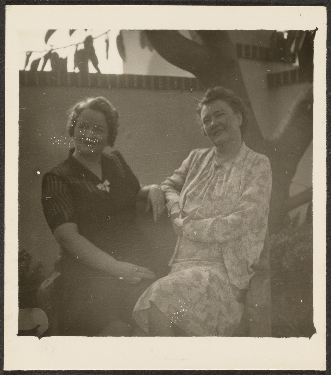 [Duas mulheres no jardim]. de Louis Fleckenstein