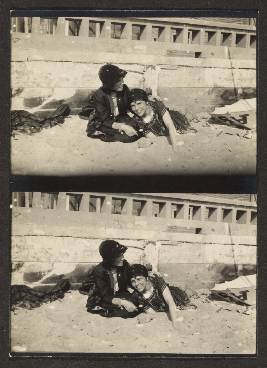 [Duas mulheres na praia, re-fotografadas]. de Louis Fleckenstein