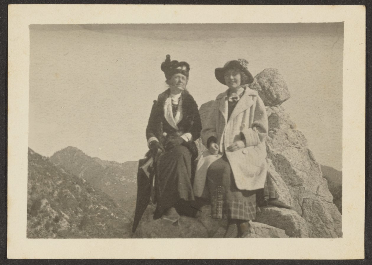 [Duas mulheres numa rocha]. de Louis Fleckenstein