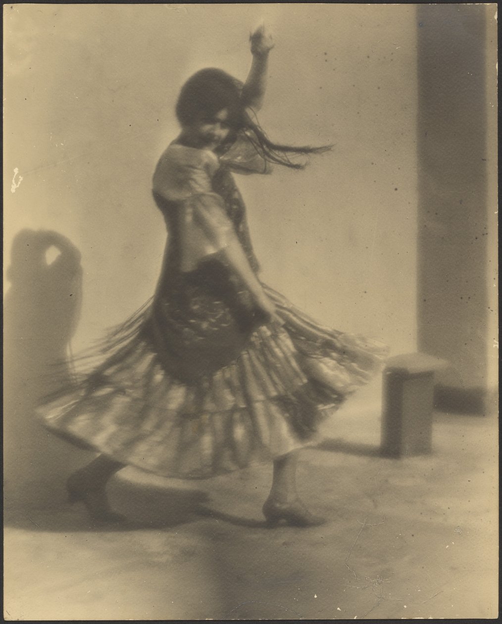 [Mulher a dançar com um traje espanhol] de Louis Fleckenstein