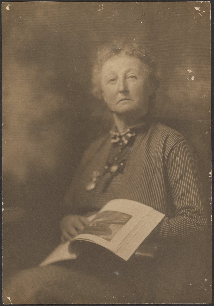 [Revista Woman Holding]. de Louis Fleckenstein