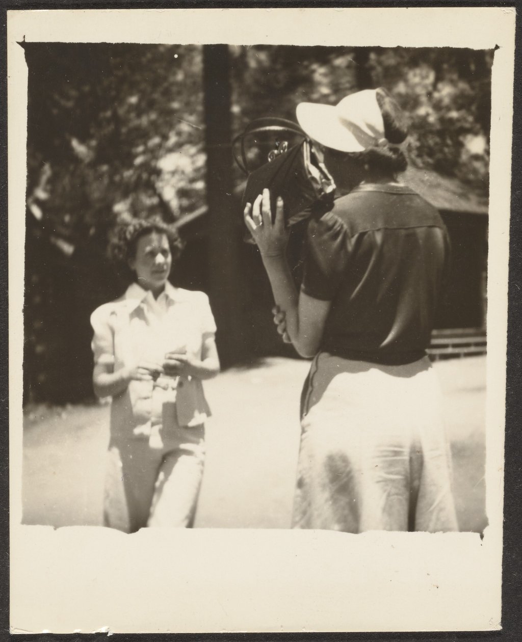 [Mulher segurando bolsa pelo rosto]. de Louis Fleckenstein