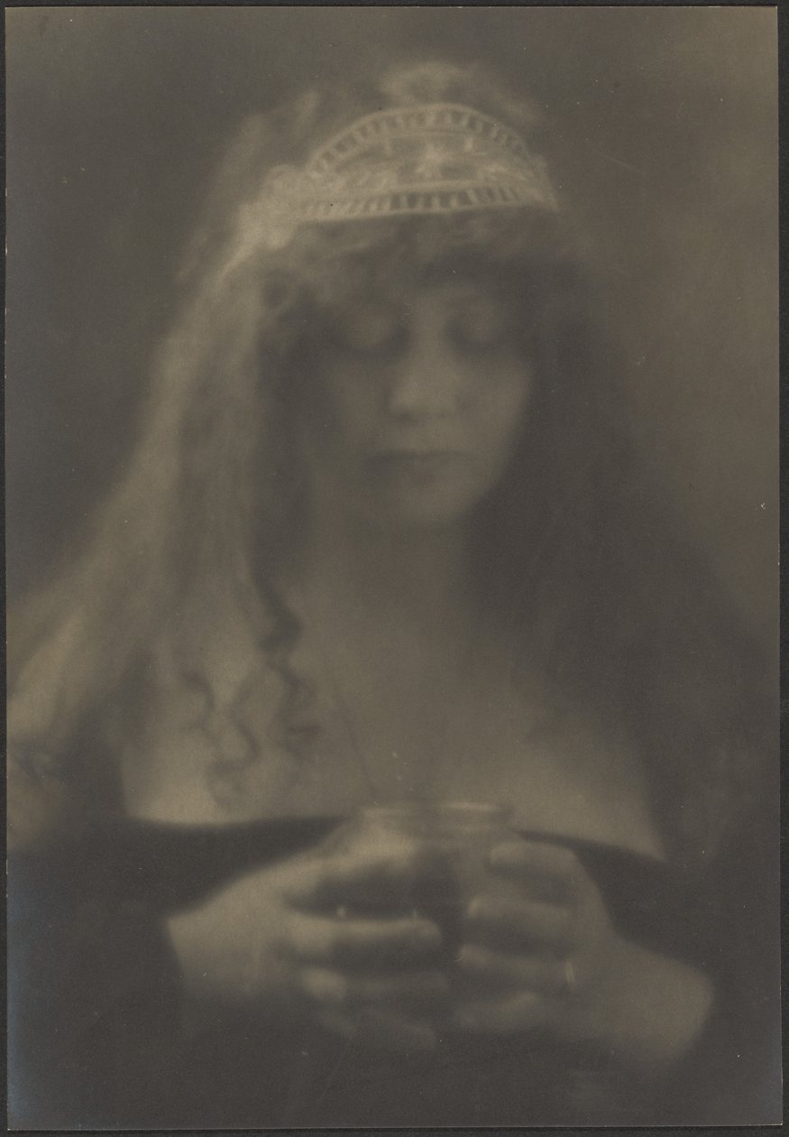 [Mulher segurando vaso]. de Louis Fleckenstein