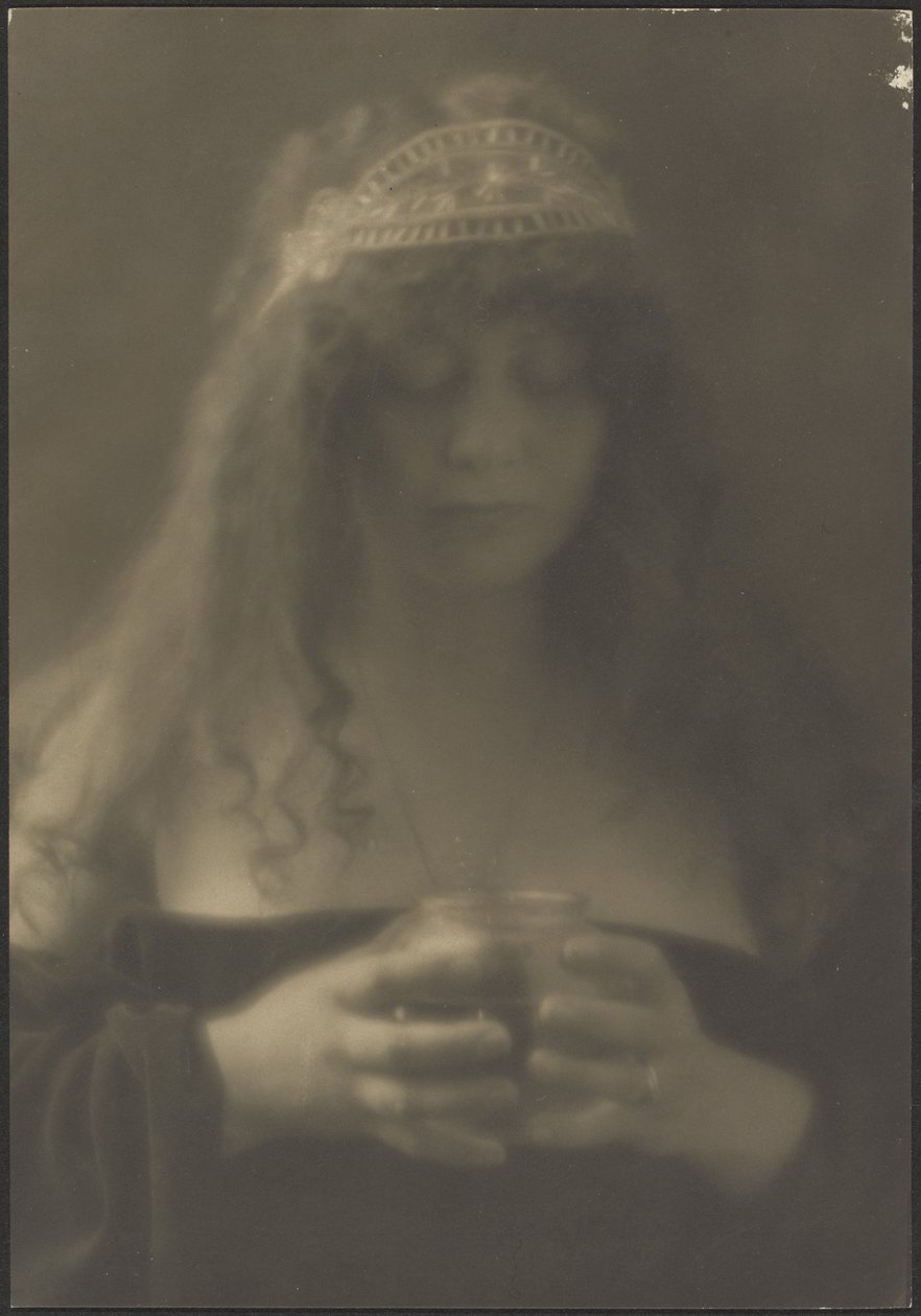 [Mulher segurando vaso]. de Louis Fleckenstein