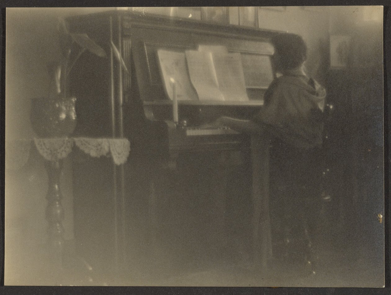 [Mulher tocando piano]. de Louis Fleckenstein