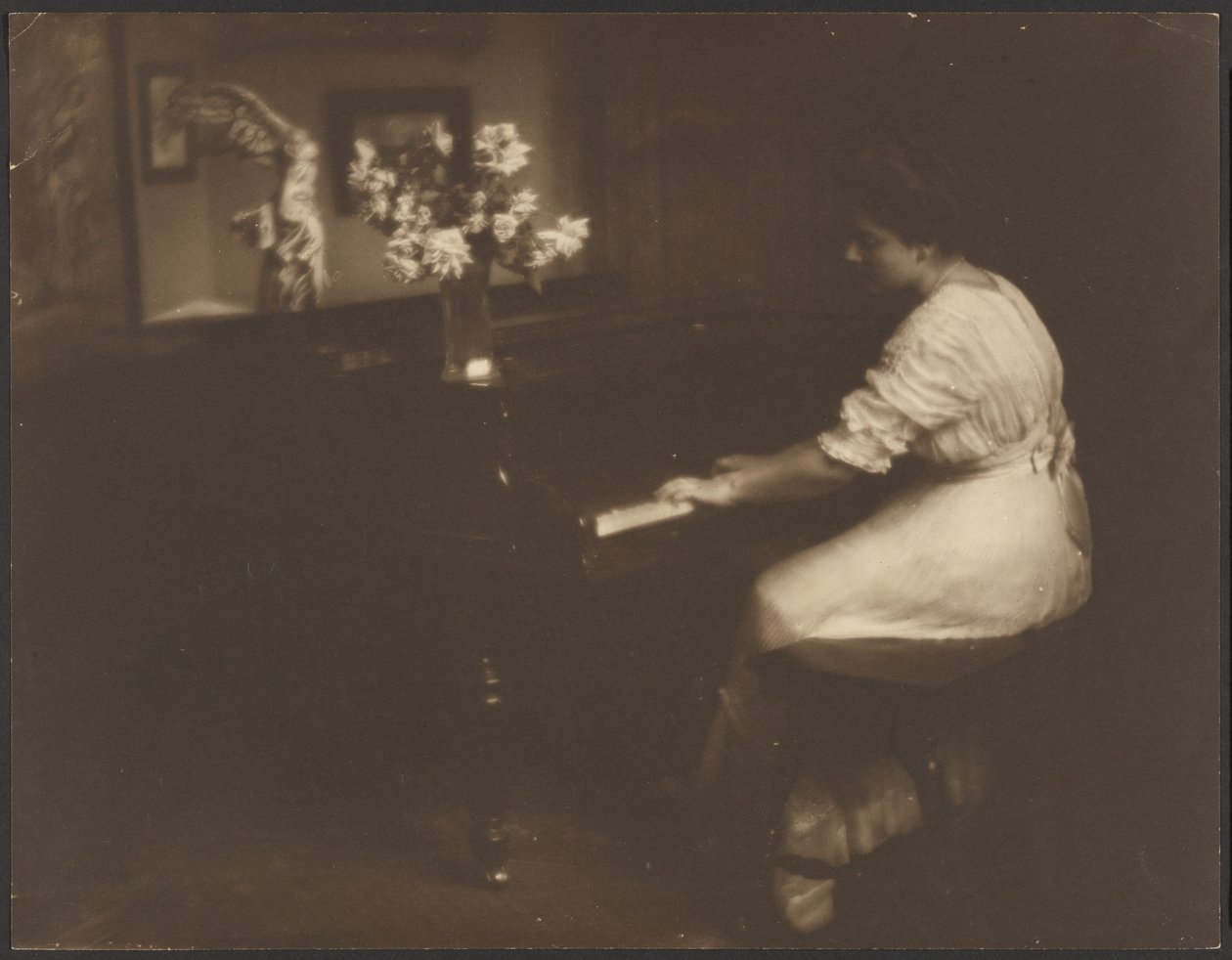 [Mulher a tocar piano] de Louis Fleckenstein