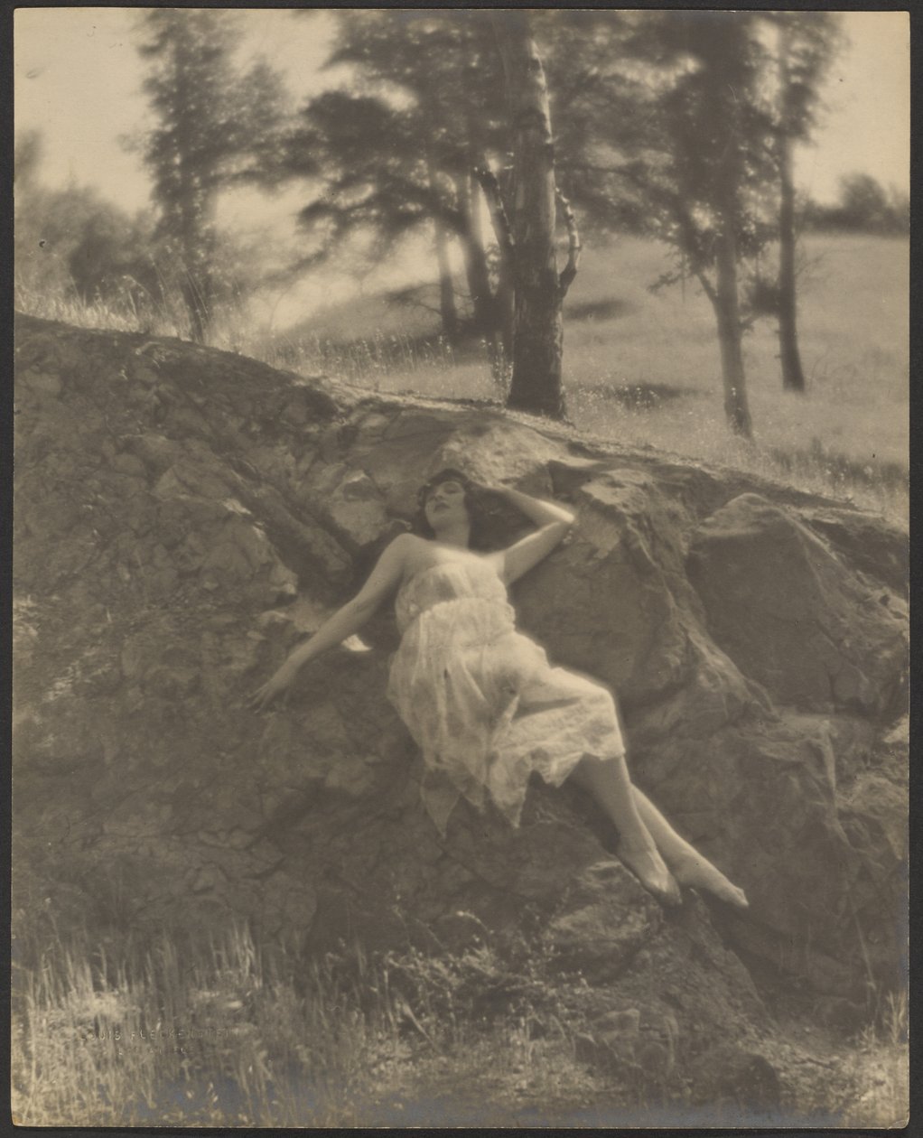 [Mulher reclinada sobre rocha]. de Louis Fleckenstein