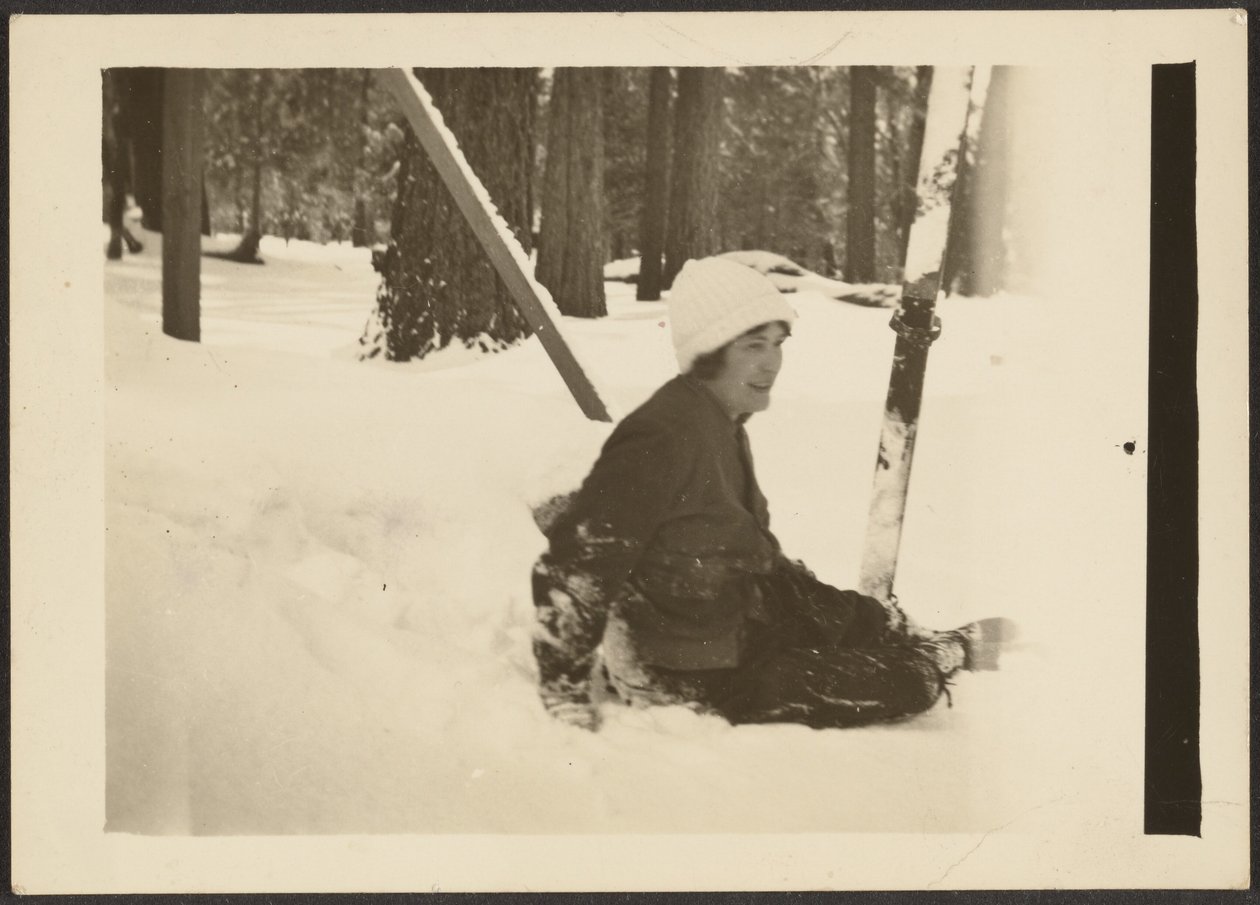 [Mulher sentada na neve]. de Louis Fleckenstein