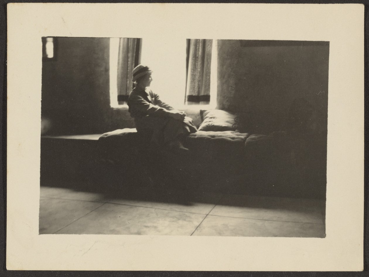 [Mulher sentada à janela]. de Louis Fleckenstein