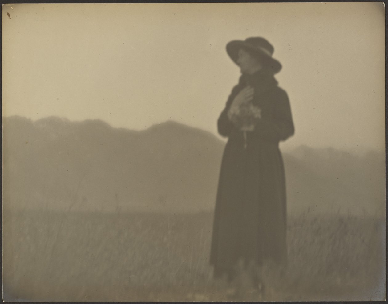 [Mulher vestida de preto num campo] de Louis Fleckenstein