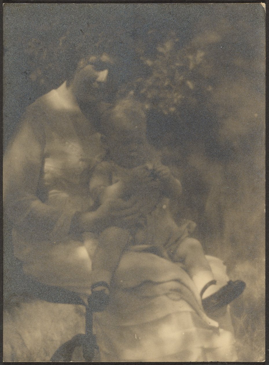 [Mulher e criança sentadas no jardim]. de Louis Fleckenstein