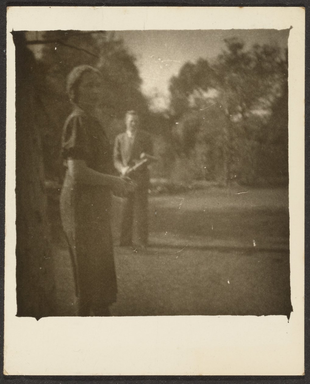 [Mulher e homem no parque]. de Louis Fleckenstein