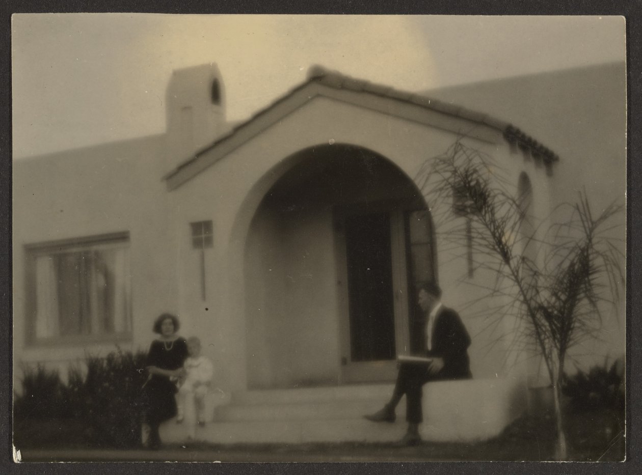 [Mulher e homem em frente a uma casa] de Louis Fleckenstein