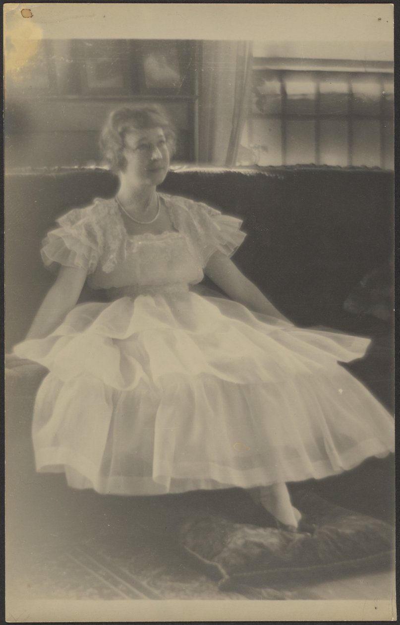 [Mulher com vestido de chiffon sentada no sofá] de Louis Fleckenstein