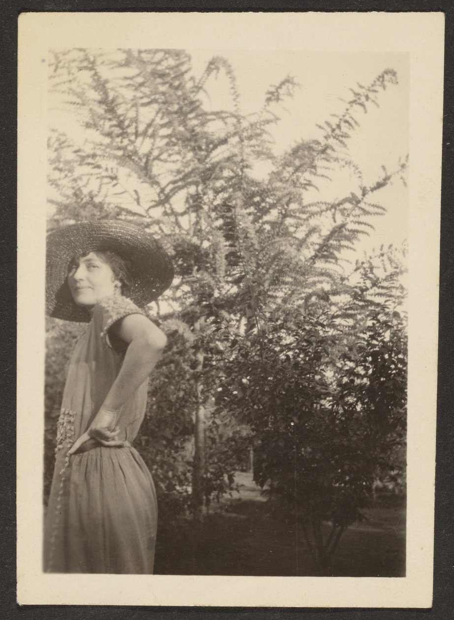 [Mulher de chapéu em pé no pomar]. de Louis Fleckenstein