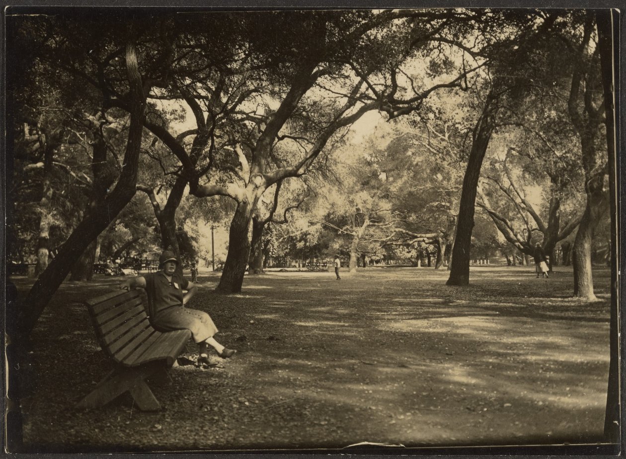 Mulher num parque de Louis Fleckenstein