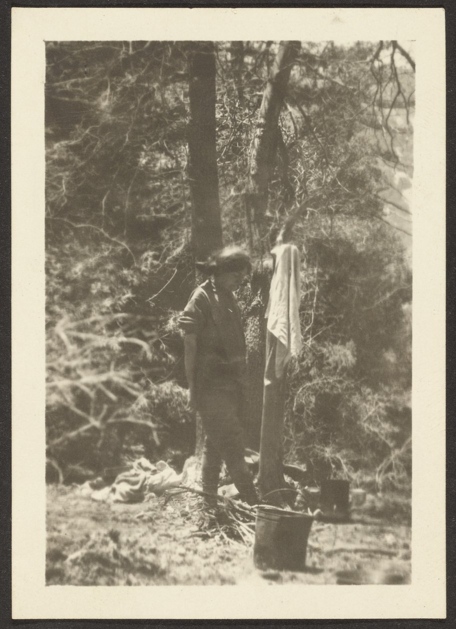 [Mulher com baldes no bosque]. de Louis Fleckenstein
