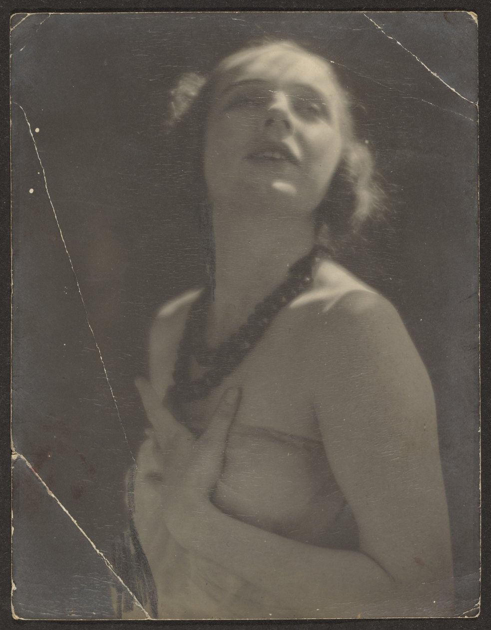 [Mulher com colar de missangas]. de Louis Fleckenstein
