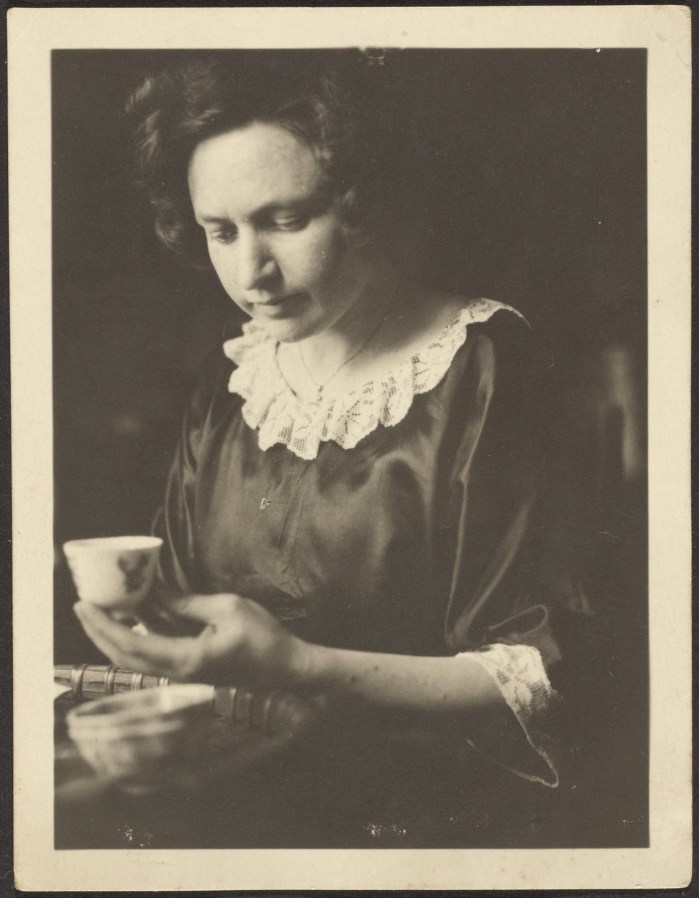 Mulher com chávena de chá de Louis Fleckenstein