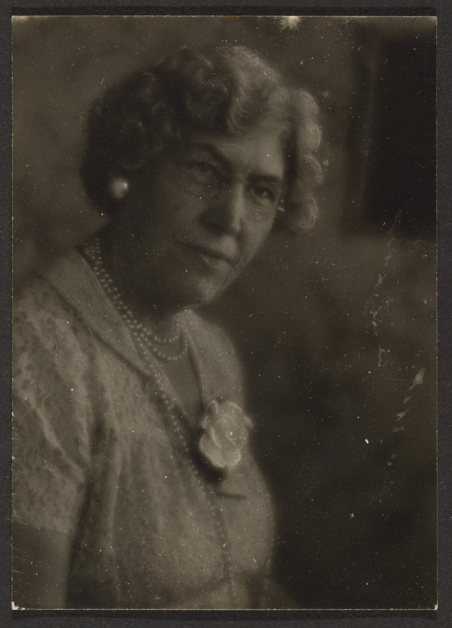 [Mulher com flor branca e pérolas]. de Louis Fleckenstein