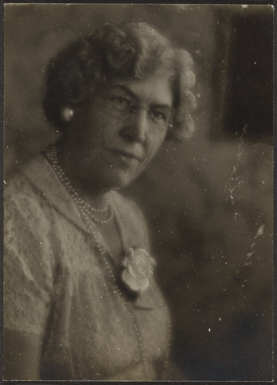 Mulher com flor branca e pérolas de Louis Fleckenstein