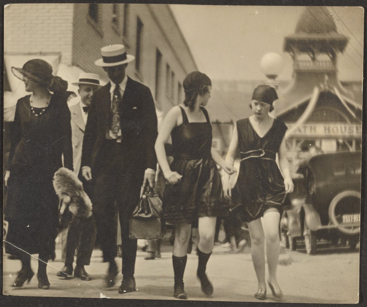 [Mulheres com fatos na rua]. de Louis Fleckenstein