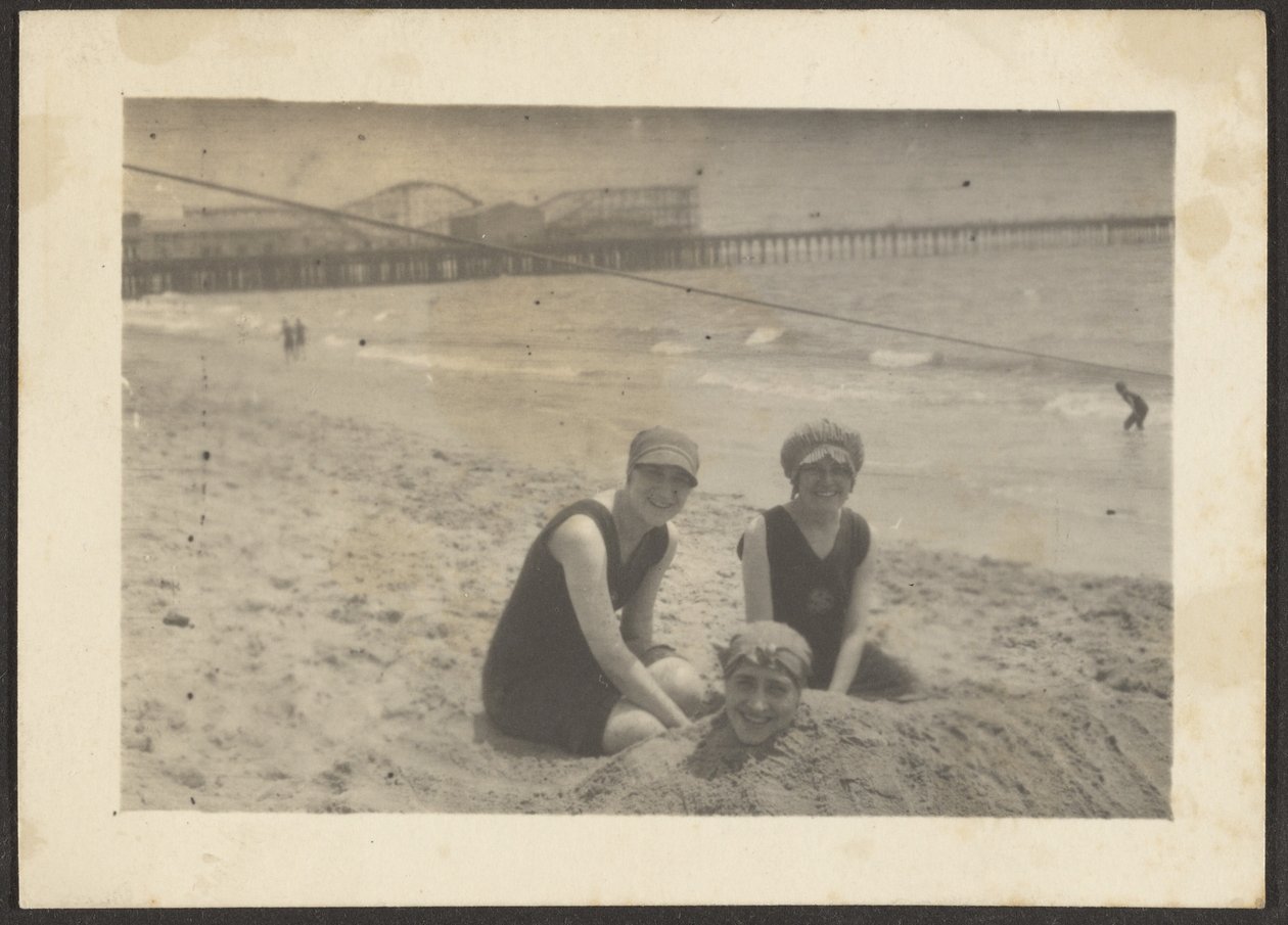 [Mulheres na praia a enterrar uma amiga na areia] de Louis Fleckenstein