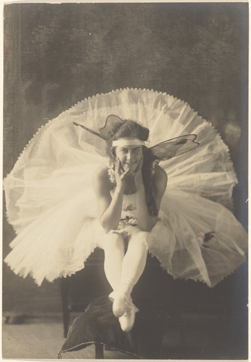 [Jovem bailarina com asas de fada]. de Louis Fleckenstein