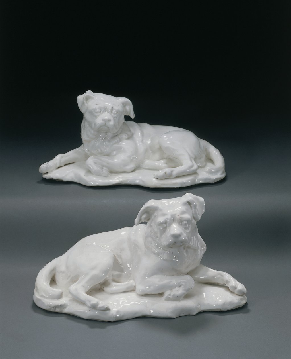 Dois modelos de Chelsea do cachorro de Hogarth &39;Trump&39;, c.1747-50 (cerâmica) de Louis Francois (after) Roubiliac