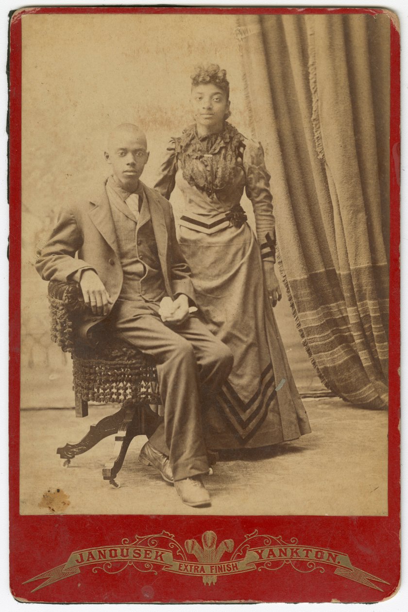 Fotografia de homem e mulher afro-americanos em roupas formais, final do século XIX. de Louis Janousek
