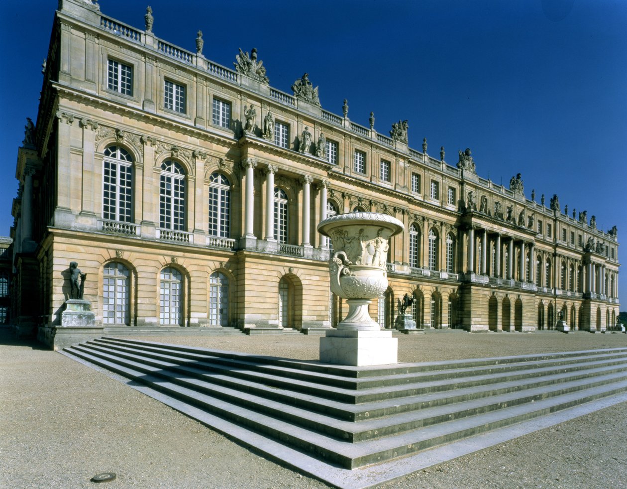 Seção principal da fachada do jardim, 1668-84 de Louis Le Vau