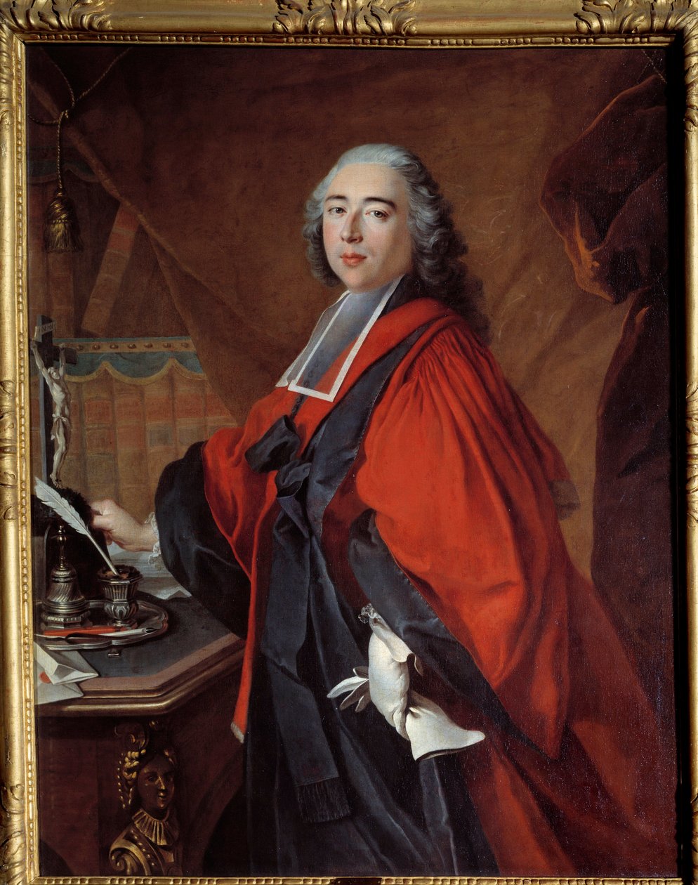 Retrato de um magistrado. Na sua mesa há um crucifixo e uma necessidade de escrita. Pintura de Louis Tocque (1696-1772) de Louis Tocqué
