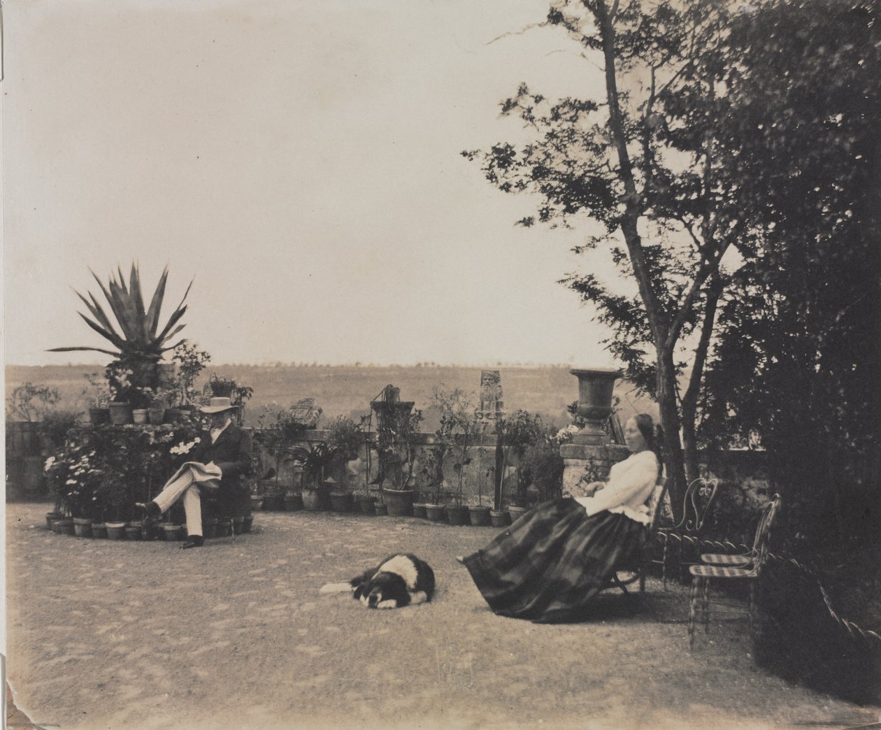 Sem título (Homem e mulher a relaxar), c.1854 (impressão em papel salgado a partir de um negativo de colódio húmido sobre vidro) de Louis Pierre Theophile Dubois de Nehaut