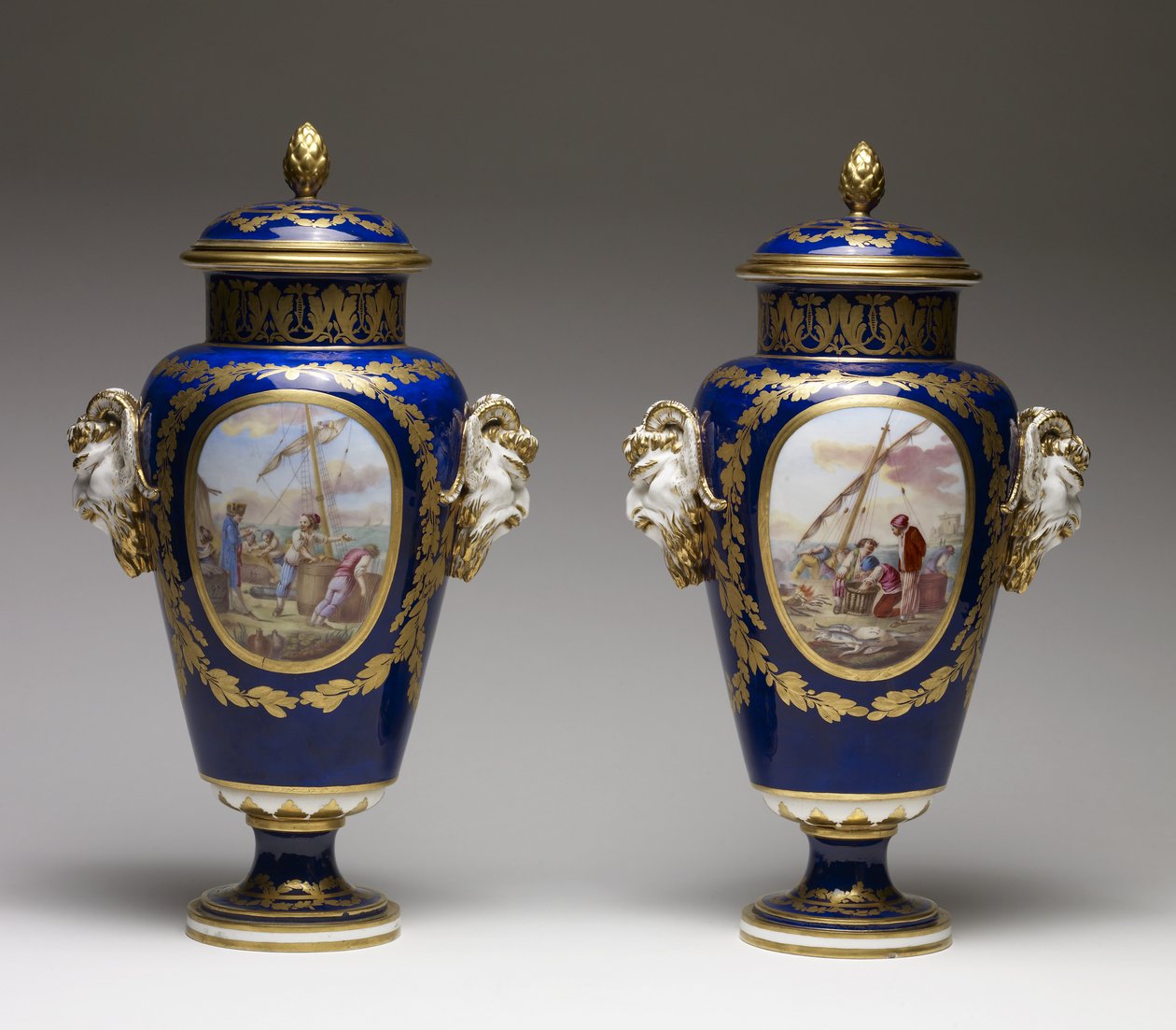 Par de vasos (porcelana de pasta mole com tinta e dourado) de Louis Simon Boizot