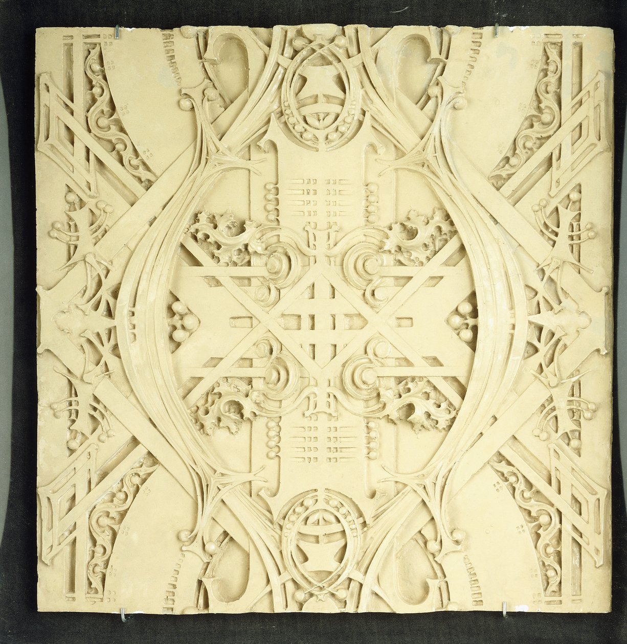 Um fragmento do teto, decorado com elaborados pergaminhos e dispositivos foliados, 1906-1908 de Louis Sullivan