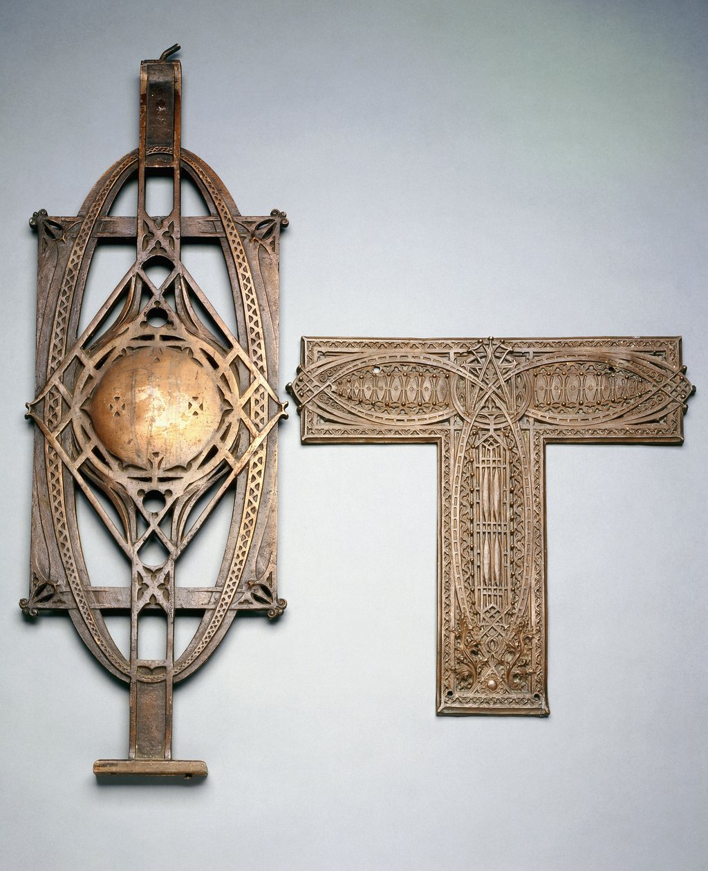 Um balaústre de escada de ferro fundido revestido de cobre e um painel decorativo de metal revestido de cobre, c.1894 (ferro fundido revestido de cobre, metal revestido de cobre) de Louis Sullivan