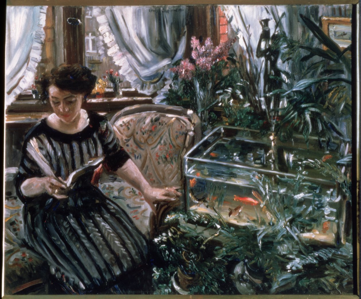 Uma mulher lendo perto de um tanque de peixe dourado de Lovis Corinth